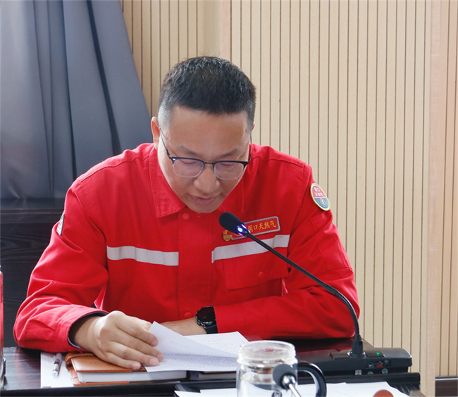 党委副书记、总经理郭向前主持会议.jpg