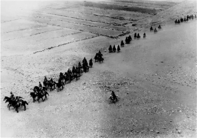 1937年10月，八路军骑兵营向冀西挺进。.jpg