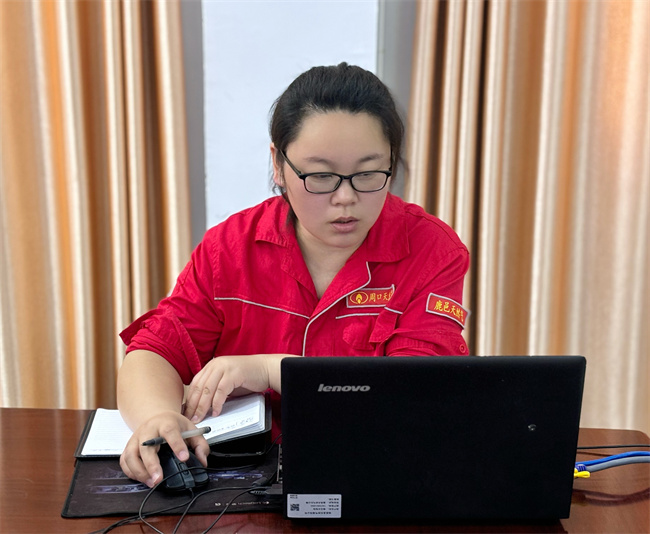胡丽伟.jpg