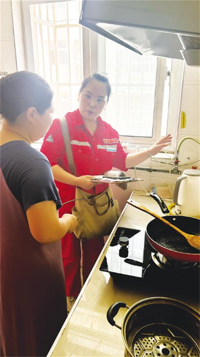 武丹丹向用户普及燃气设施正确使用方法和泄漏紧急处理措施。.png